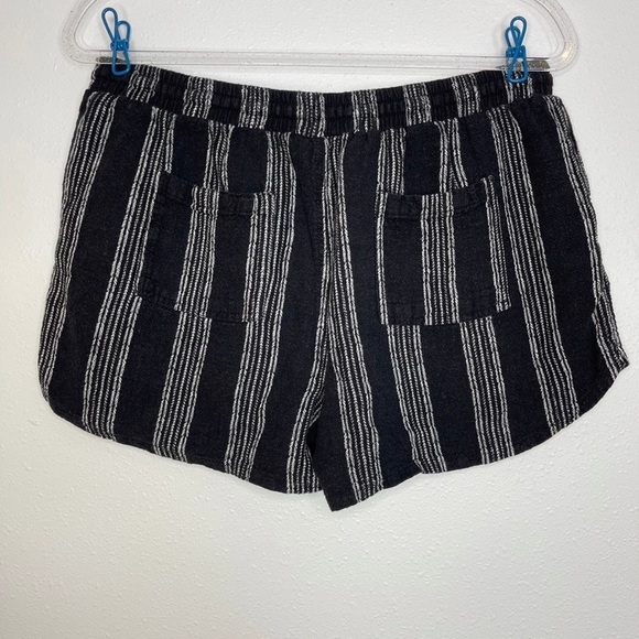 Universal Thread cloth striped shorts - Picture 3 of 5
